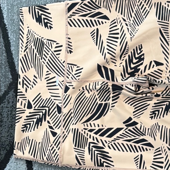 Aerie Tan and Black Leggings with Form-Fitting Seamless Design - Picture 8 of 9